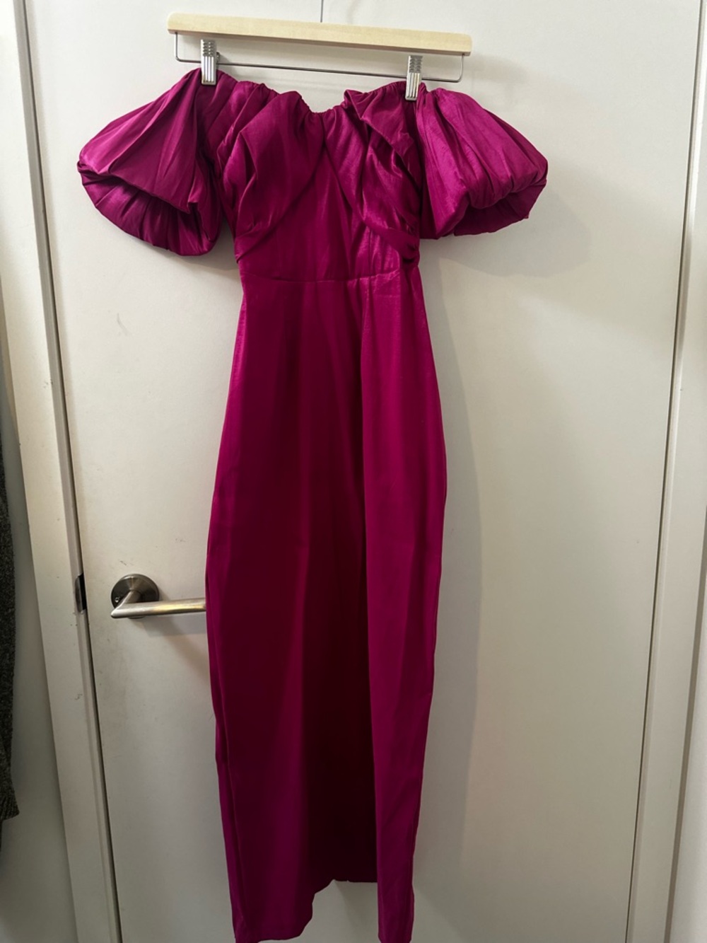 Abercrombie & Fitch Off-Shoulder Midi Dress in Fuchsia - Picture 3 of 6
